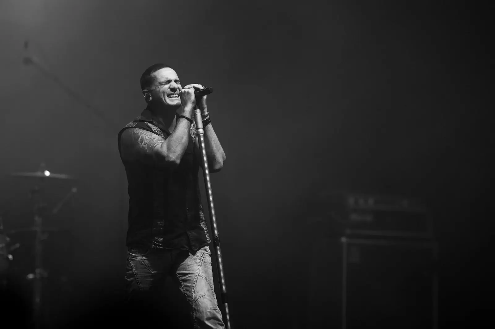 Shannon Noll singing at the mic under blue and red light